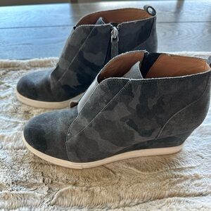 L. Paolo Hidden Wedge Camouflage Sneakers Size 9.5.  Worn 1 time.